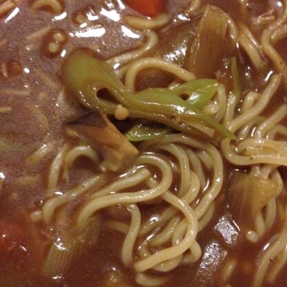 私もきのこカレーの残りがあったのでつくってみました(^^)麺にスープが絡んで美味しかったです( ^ω^ )うどんもいいですがラーメンも大アリです(^^)